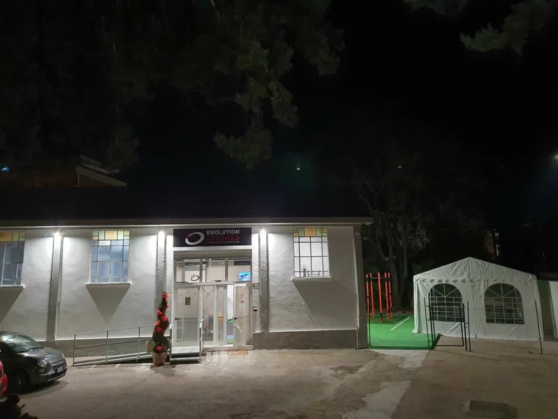 Esterno della struttura di notte