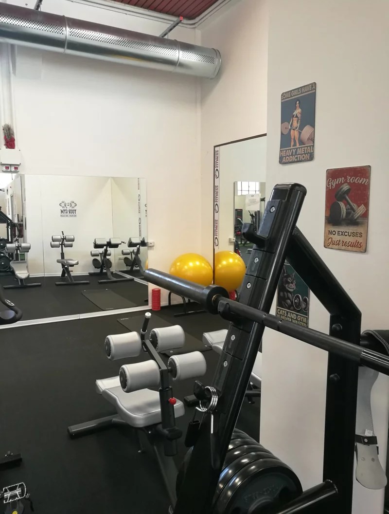 Sala specchi e panche